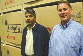 Президент Richmond Plywood Манжит Сихота и Джо Эндрюс.